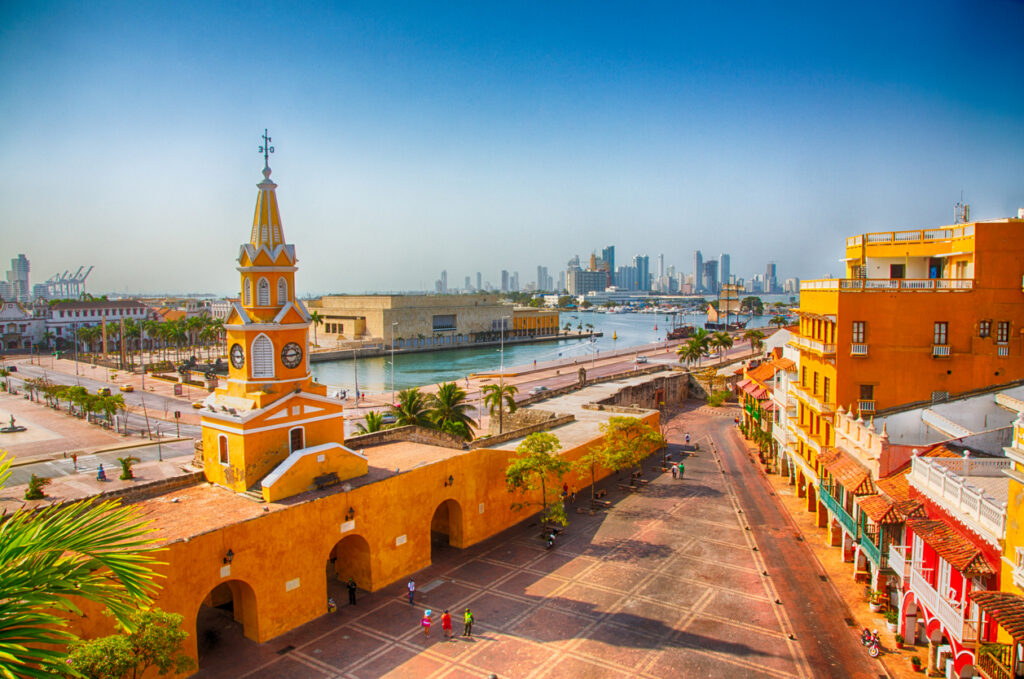 Cartagena, Colombia - Los trabajadores comienzan su día cerca de la Puerta de la Torre del Reloj en el casco antiguo de Cartagena.