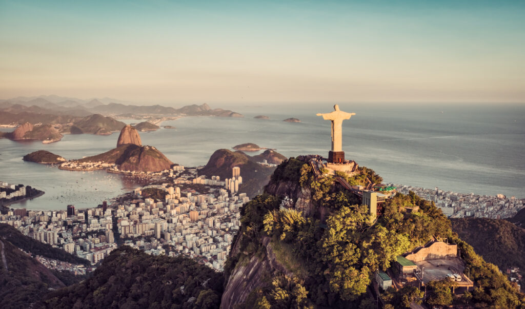 Panorama aéreo de la Bahía de Botafogo y el Pan de Azúcar, Río de Janeiro, Brasil. Conozca a los siete mejores destinos para usar sus millas en 2022