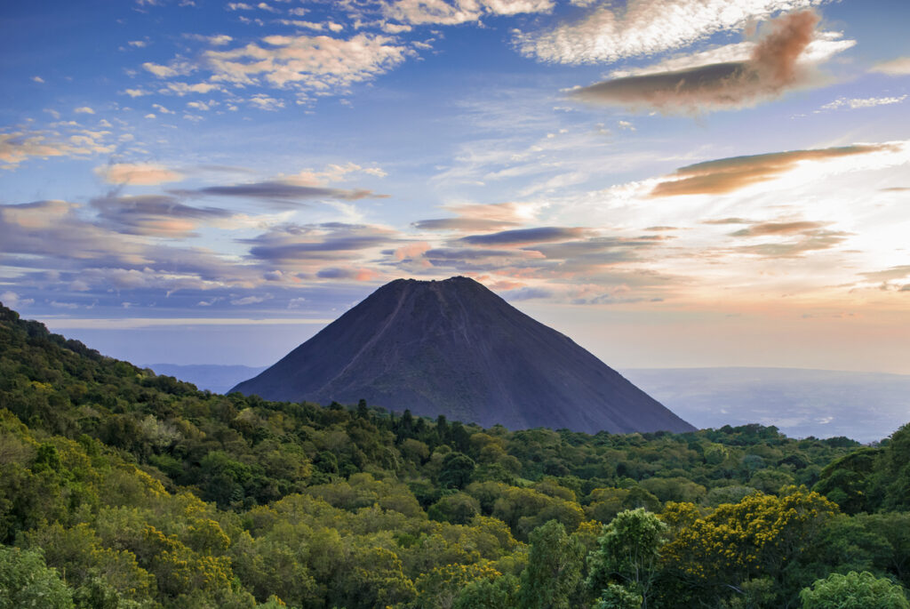 La foto muestra el Volcán Izalco en El Salvador, uno de los mejores países centroamericanos para viajar y acumular millas